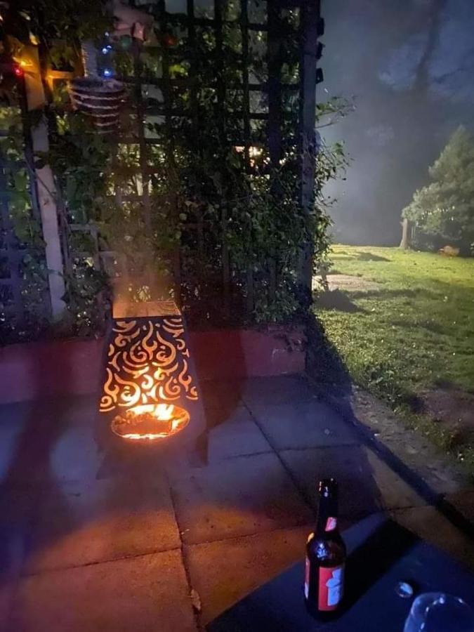 'Morris' The Shepherd'S Hut And Woodland Hot Tub Experience 卡马森 外观 照片